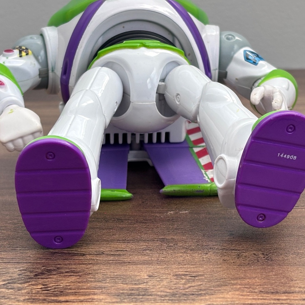 Disney Pixar Toy Story BUZZ LIGHTYEAR Astronaut Action Figure Toy Posable 2018 - Picture 11 of 12